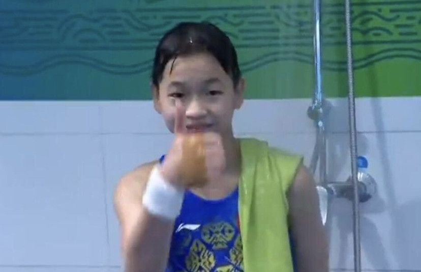 美女撒尿